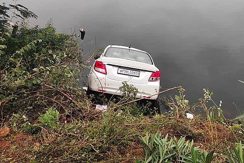5 killed after car plunged into a lake