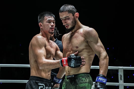 Christian Lee Vs. Alibeg Rasulov Ends In No Contest Due To Accidental Eye Poke At ONE Fight Night 26
