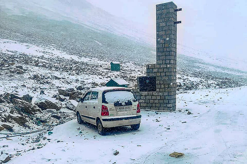 Snowfall in Shopian