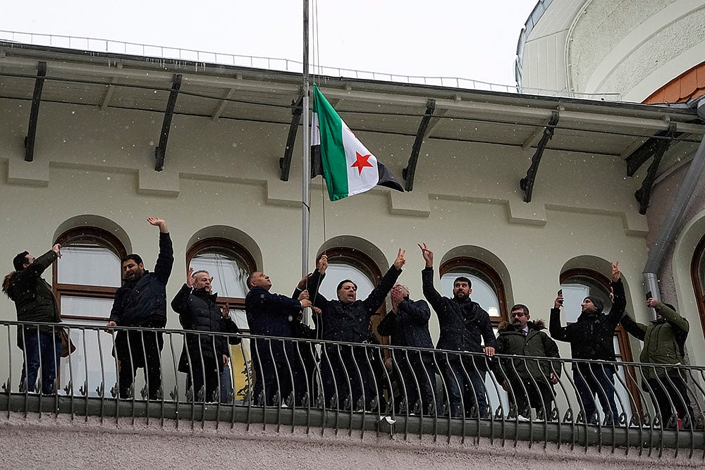 | Photo: AP/Alexander Zemlianichenko : Members of the Syrian diaspora in Moscow