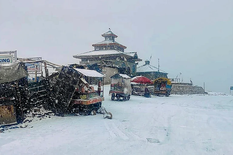 Weather: Snowfall in Shopian - | Photo: PTI