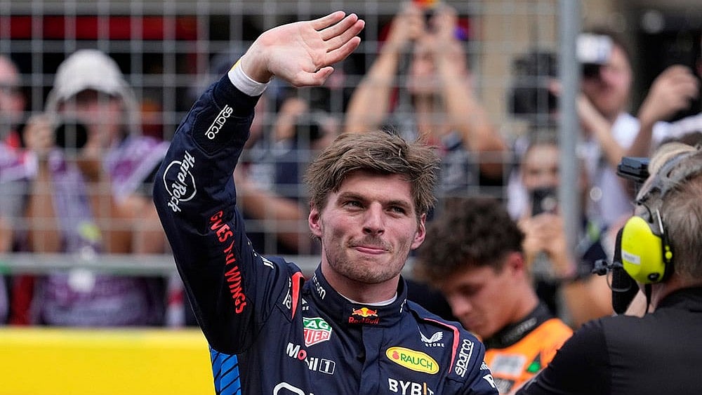 | Photo: AP/Eric Gay : F1 US Grand Prix Auto Racing:  Max Verstappen, of the Netherlands, waves after winning a sprint race