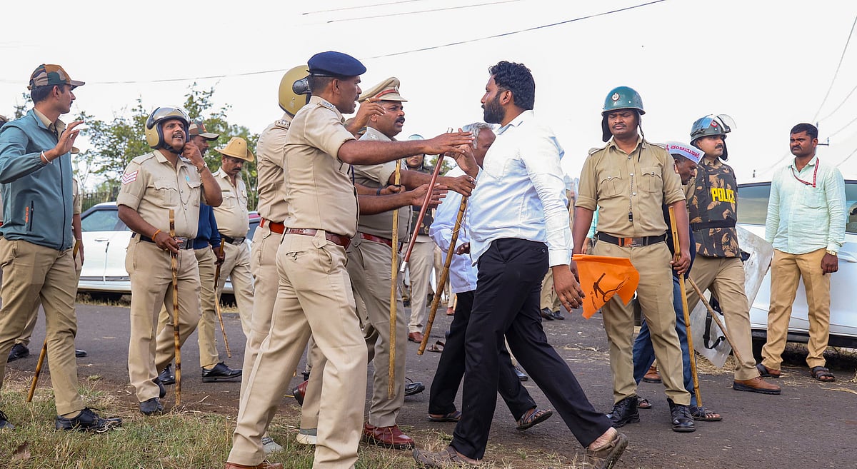 PTI : Police stop protestors who tried to barge into Suvarna Vikasa Soudha during their protest demanding quota for the Panchamasali Lingayat community, in Belagavi, Tuesday, Dec. 10, 2024.