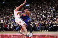 NBA: New York Knicks Beat Toronto Raptors | Photo: Nathan Denette/The Canadian Press via AP : NBA Basketball: Knicks center Karl-Anthony Towns (32) commits an offensive foul