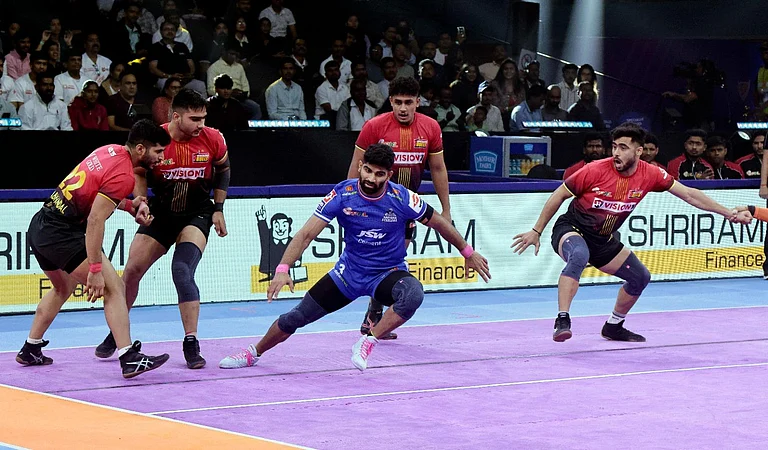 Action from the Pro Kabaddi league match between Haryana Steelers and Bengaluru Bulls. - Pro Kabaddi League