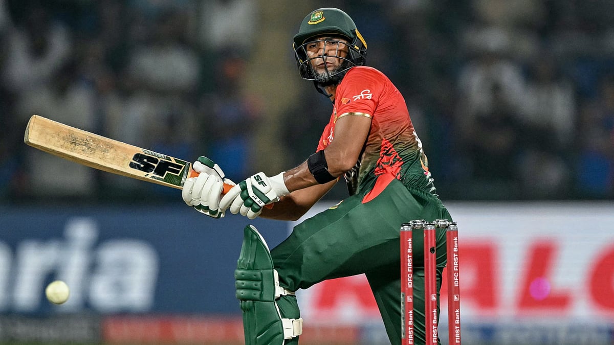 Mahmudullah in action for Bangladesh - null