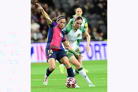 Women's Champions League: Barcelona's Aitana Bonmatí and Hammarby's Smilla Vallotto in action