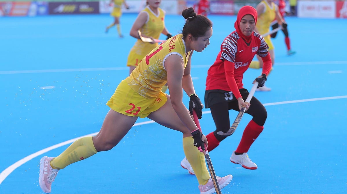 X/ @asia_hockey : Action from Malaysia vs China match.