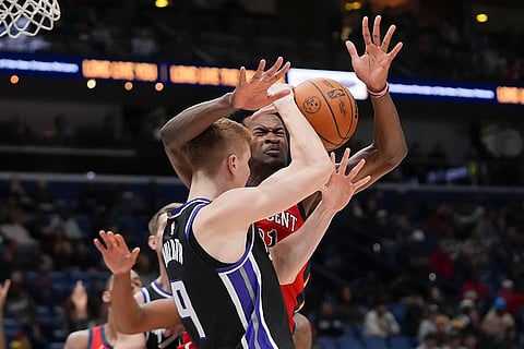 NBA: Kings guard Kevin Huerter battles under the basket with Pelicans center Yves Missi