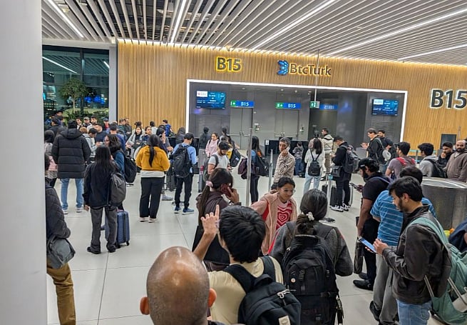 X/@KovutiPranoy : IndiGo passengers stranded in Istanbul airport