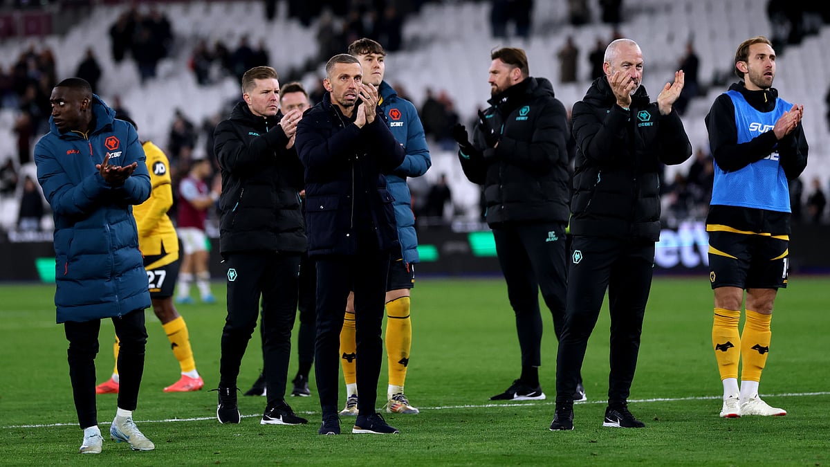 Gary O'Neil and his Wolves players acknowledge the fans after their defeat at West Ham