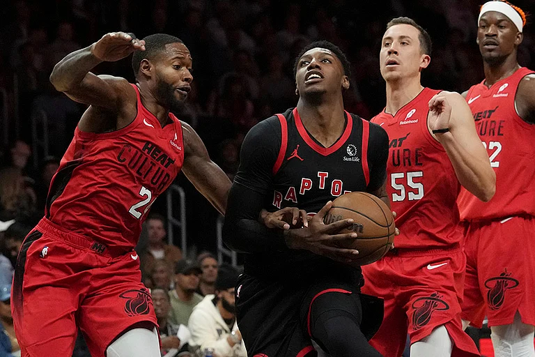 NBA: Heat forward Haywood Highsmith defends Raptors guard RJ Barrett - | Photo: AP/Marta Lavandier