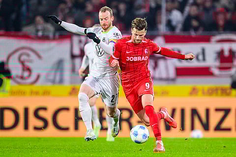 Bundesliga 2024-25: Wolfsburg's Maximilian Arnold and Freiburg's Lucas Höler