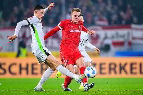 Bundesliga 2024-25: Wolfsburg's Bence Dárdai and Freiburg's Philipp Lienhart in action