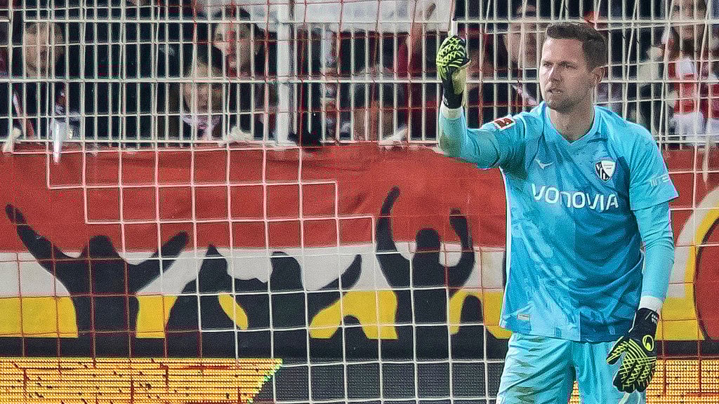 AP/Andreas Gora : VfL Bochum goalkeeper Patrick Drewes shows an object with which he was hit on the head during the Bundesliga match against FC Union Berlin.