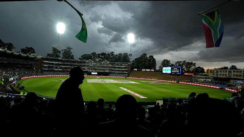 AP : Play was abandoned due to rain in the third T20I between South Africa and Pakistan at the Wanderers Stadium in Johannesburg.