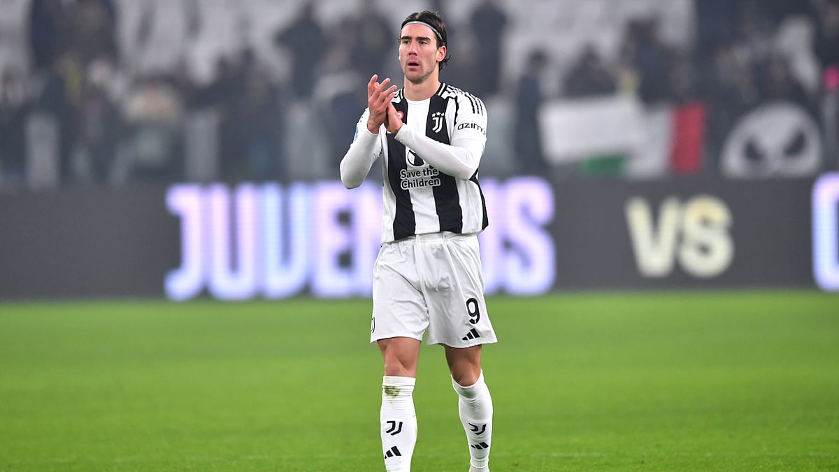 Dusan Vlahovic applauds Juventus' fans after their draw with Venezia.