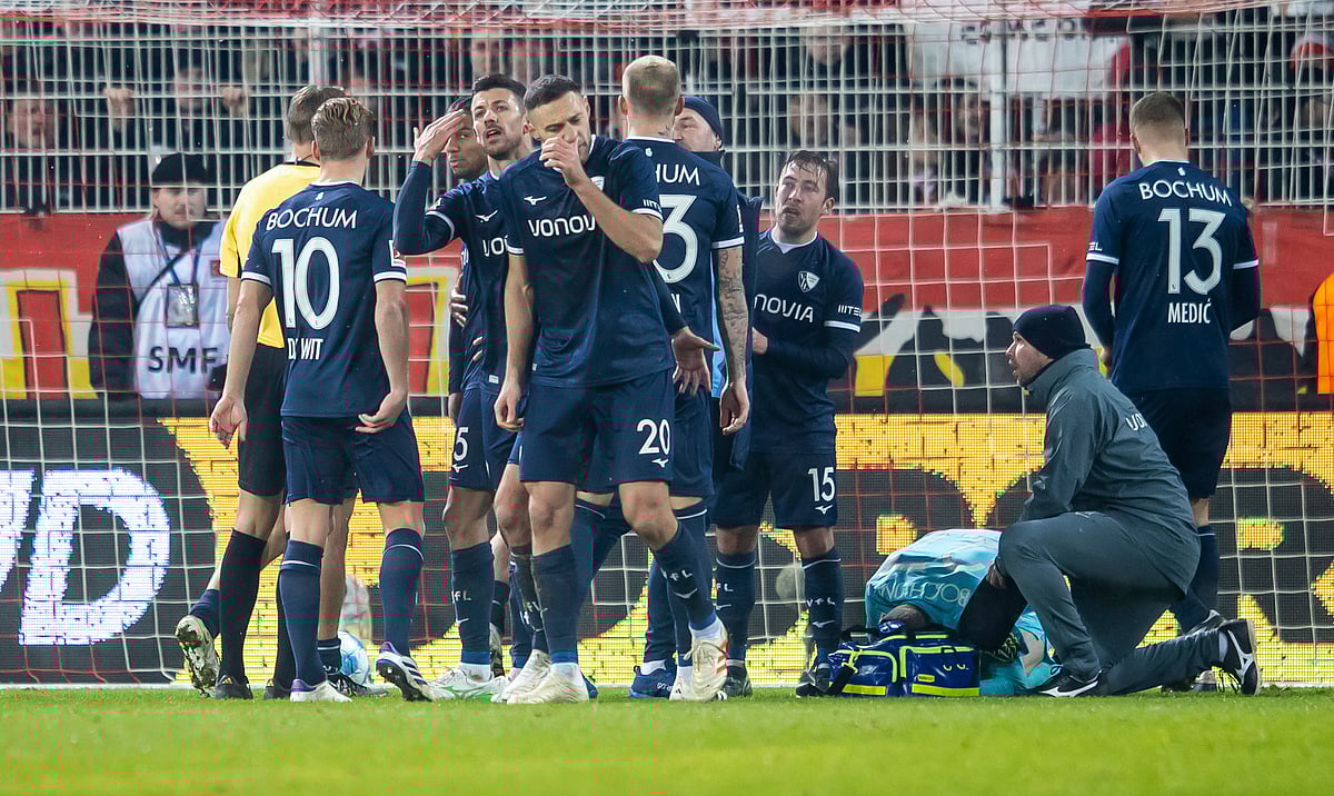  (Andreas Gora/dpa via AP) : Bochum goalkeeper Patrick Drewes , third from right, kneels on the ground after being hit on the head with an object during a Bundesliga soccer match between FC Union Berlin and VfL Bochum, Saturday, Dec. 14, 2024, in Berlin.