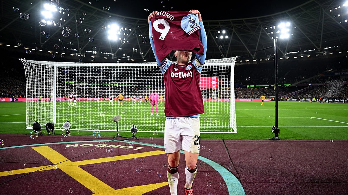 Jarrod Bowen celebrates with a Michail Antonio shirt.