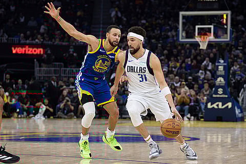 NBA 2024-25: Warriors guard Stephen Curry (30) defends against Mavericks guard Klay Thompson