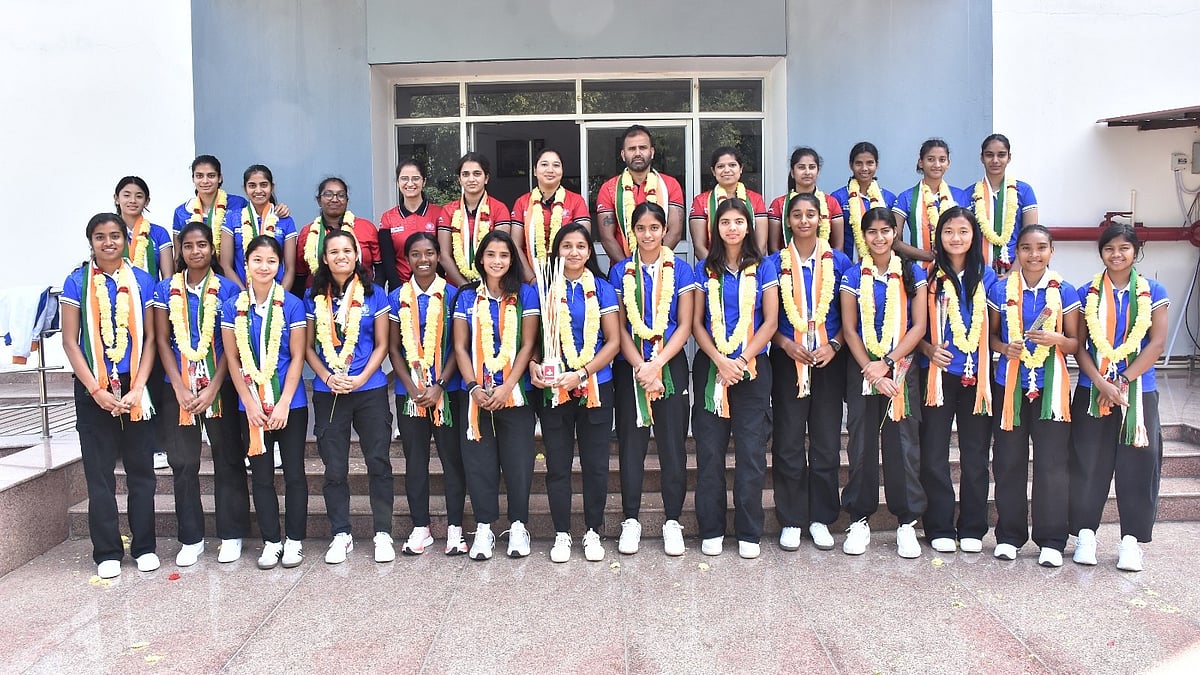 X/TheHockeyIndia : The victorious  Indian Junior Women's Hockey Team posing for the cameras.