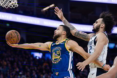 NBA 2024-25: Warriors guard Stephen Curry (30) shoots past Mavericks center Dereck Lively II
