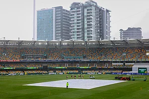 | Photo: AP/Pat Hoelscher : India vs. Australia, Third Test Day 3: Before play begins, ground crew checks the covers due to the rain