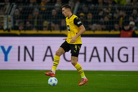 Bundesliga 2024-25: Dortmund's Nico Schlotterbeck takes control of the ball 