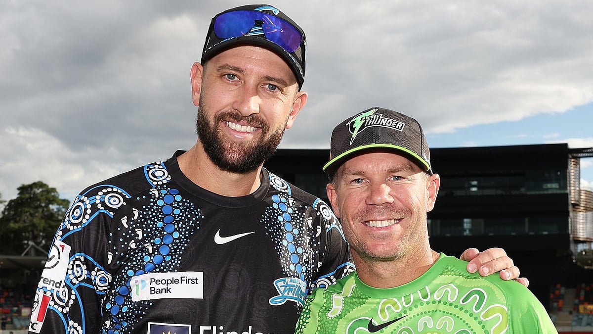 X/Big Bash League : Captains David Warner and Matthew Short at the toss for the Adelaide Strikers vs Sydney Thunder clash.