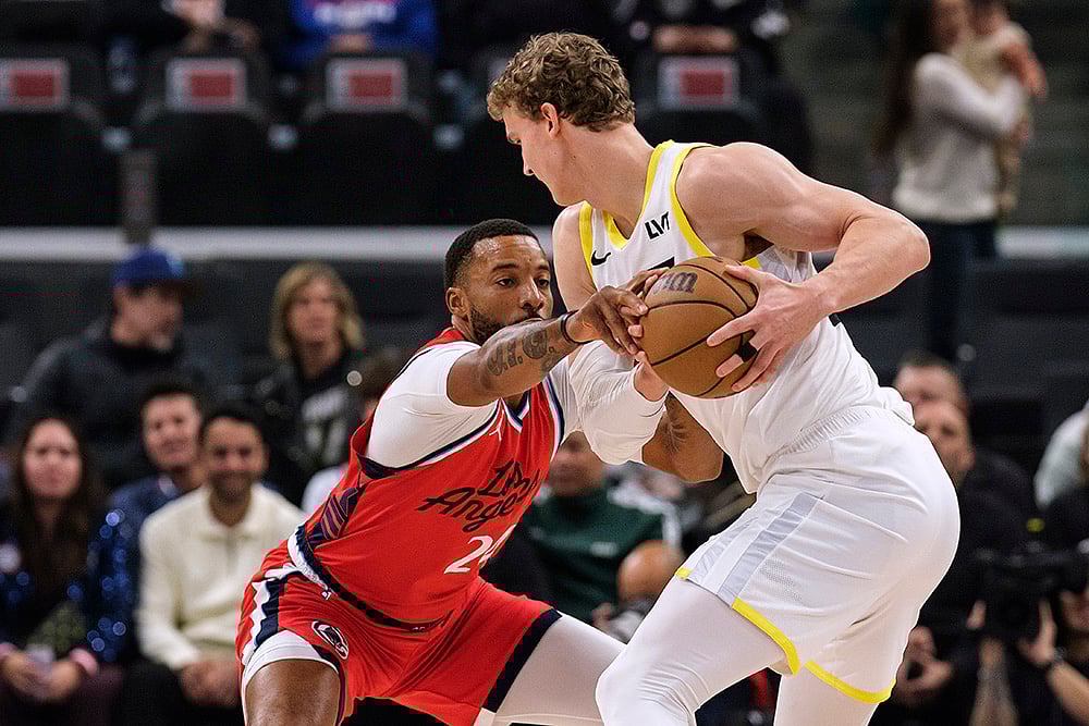 | Photo: AP/William Liang : NBA 2024-25: Clippers forward Kai Jones tries to steal the ball from Jazz forward Lauri Markkanen