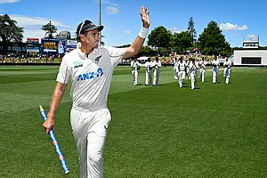 | Photo: Andrew Cornaga/Photosport via AP : Tim Southee of New Zealand waves goodbye as he exits the field with his teammates.