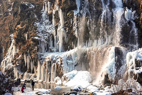 Weather: Cold wave in Kashmir valley