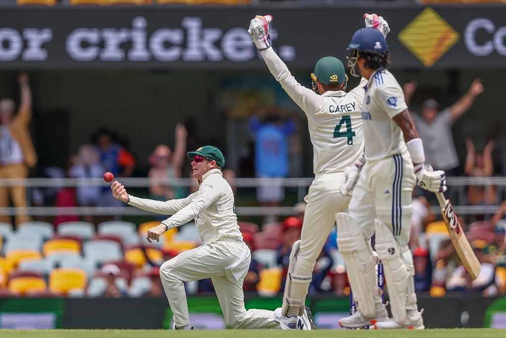 AP Photo/Pat Hoelscher : Australia's Steve Smith, left, celebrates after taking the catch to dismiss India's KL Rahu, right, during play on day four of the third cricket test between India and Australia at the Gabba in Brisbane, Australia, Tuesday, Dec. 17, 2024.