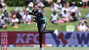 X/BlackCaps : Mitchell Santner