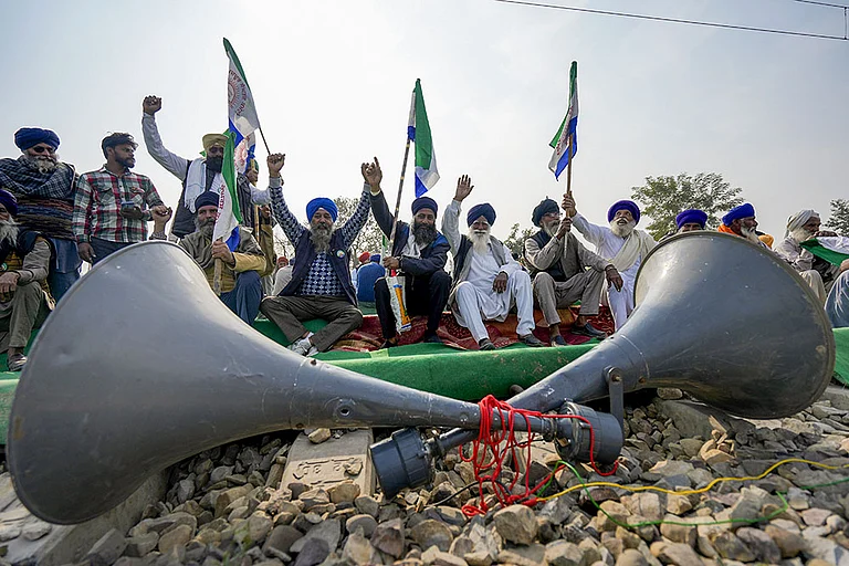 Rail roko protest by farmers in Punjab - Photo: PTI/Shiva Sharma