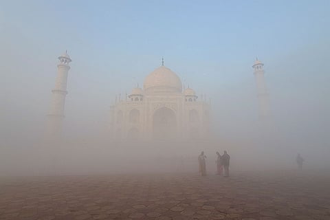 Weather: Fog in Agra