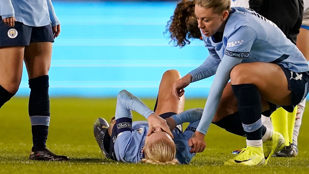 AP Photo/Dave Thompson : Manchester City's Alex Greenwood, centre bottom, reacts after injuring during the women's Champions League Group D soccer match between Manchester City and ST. Poelten at the Manchester City Academy Stadium in Manchester.