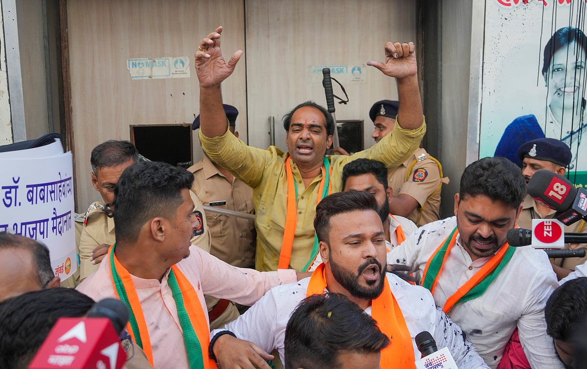 Shashank Parade/PTI : Bharatiya Janata Yuva Morcha held protest in Mumbai and vandalised Congress office near Azad Maidan in the city.