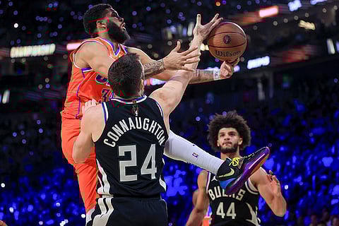 NBA Cup Final: Thunder forward Kenrich Williams (34) and Bucks guard Pat Connaughton (24) contest for a rebound