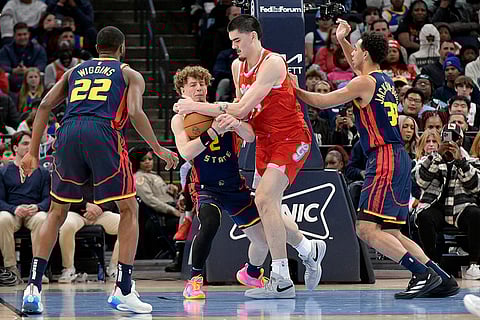 NBA: Warriors guard Brandin Podziemski (2) strips the ball from Grizzlies center Zach Edey