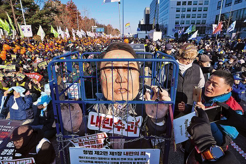 | Photo: AP : Pro-democracy Campaign: Citizens march in Seoul urging lawmakers to impeach President Yoon Suk Yeol on December 14, 2024