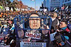 | Photo: AP : Pro-democracy Campaign: Citizens march in Seoul urging lawmakers to impeach President Yoon Suk Yeol on December 14, 2024