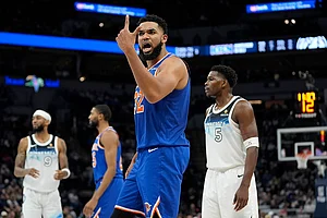 | Photo: AP/Abbie Parr : NBA: Knicks center Karl-Anthony Towns (32) reacts toward a referee