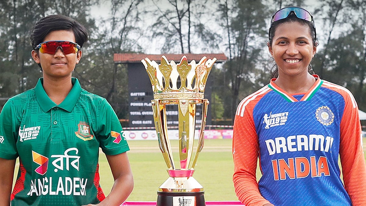 X/Asian Cricket Council : Captains Niki Prasad (right) and Sumaiya Akter pose with the trophy ahead of the Under-19 Women's T20 Asia Cup final in Kuala Lumpur.