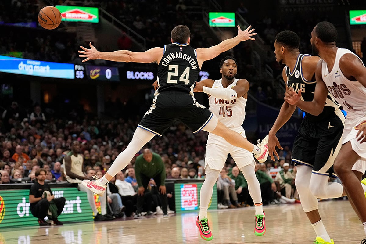 NBA Basketball Milwaukee Bucks vs Cleveland Cavaliers match pics: Donovan Mitchell