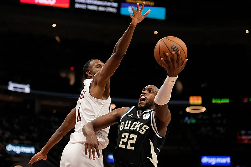 NBA Basketball Milwaukee Bucks vs Cleveland Cavaliers match pics: Khris Middleton