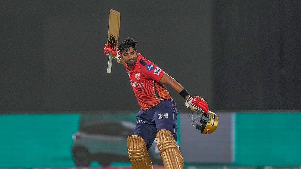 Photo: AP/Bikas Das : Shashank Singh in action for PBKS