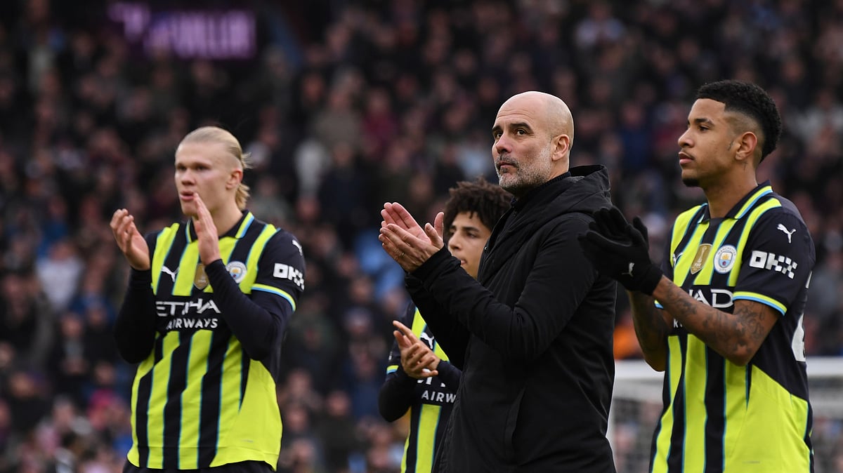 AP Photo/Rui Vieira : Manchester City's head coach Pep Guardiola with players greet fans at the end of the English Premier League soccer match between Aston Villa and Manchester City, at Villa Park in Birmingham.
