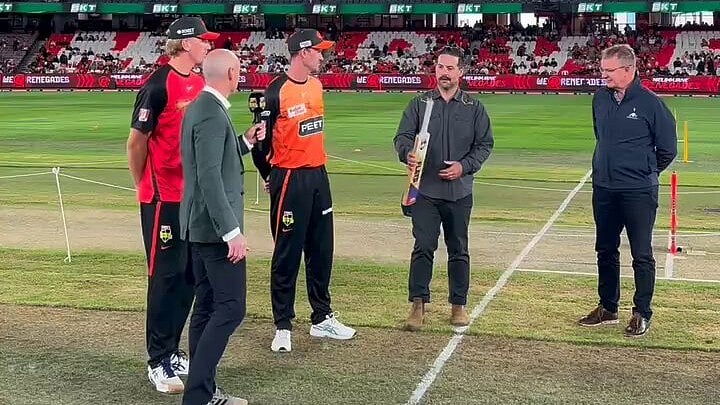 X/BBL : Captains Ashton Turner and Matthew Short at the bat-flip toss for the Big Bash League game between Perth Scorchers and Melbourne Renegades.
