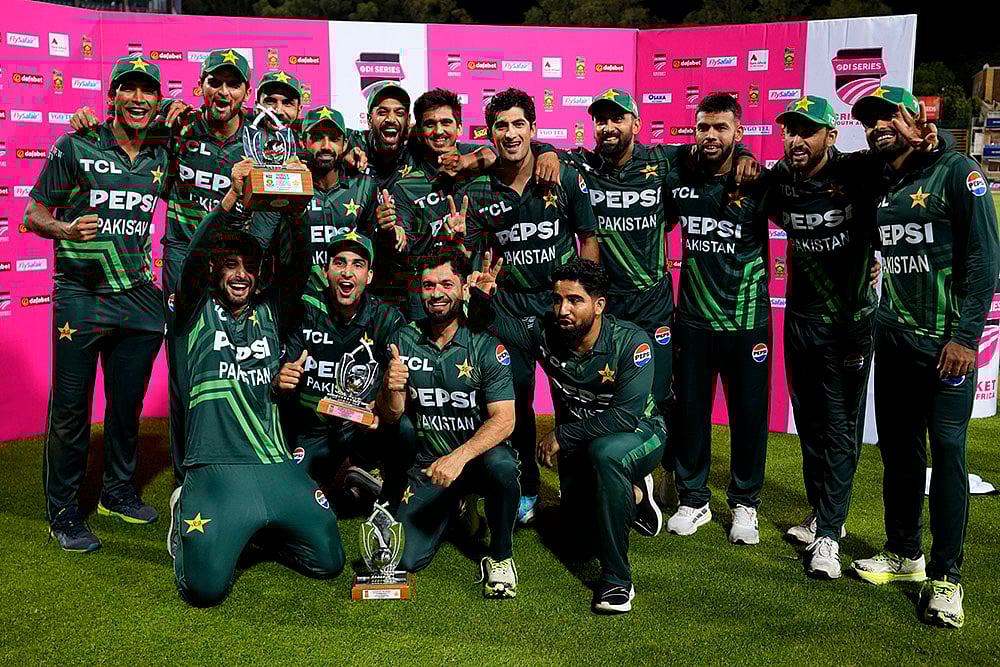 | Photo: AP/Themba Hadebe : RSA Vs PAK 3rd ODI: Pakistan's players pose with the trophy